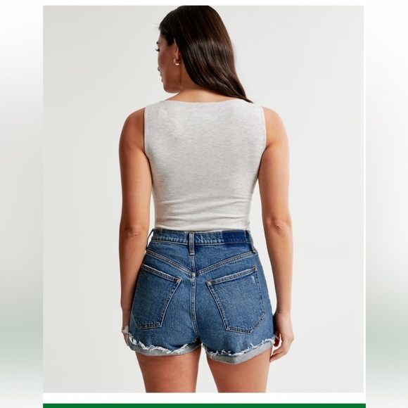 ABERCROMBIE & FITCH High Rise Mom Short,  size 28 medium wash cut off's - Picture 3 of 12
